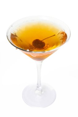 Soğuk Bourbon Manhattan, beyaz arka planda Bordeaux kirazlı.