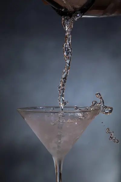 Action Shot Des Einfüllens Von Gekühltem Wodka Ein Martini Glas — Stockfoto