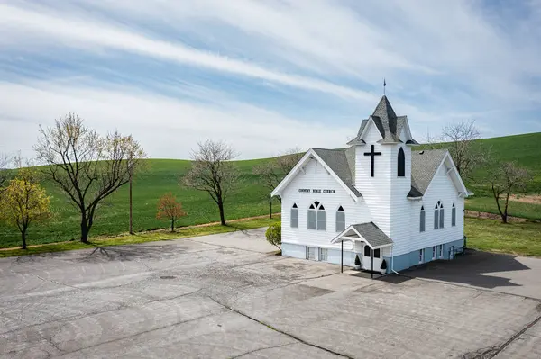Üstünde Haç Olan Küçük Beyaz Bir Kilise Kilise Ağaçlar Otlarla — Stok fotoğraf