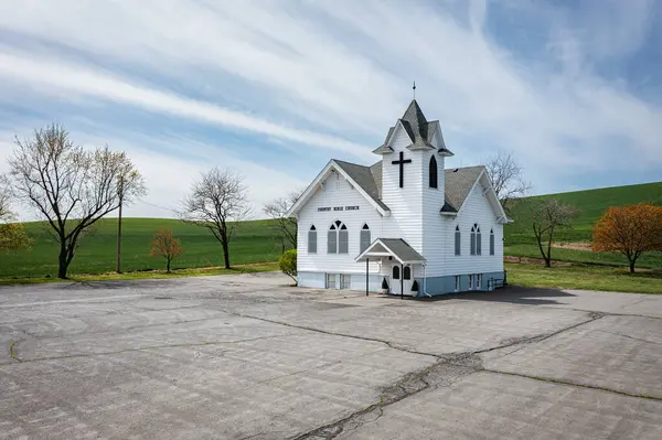 Üstünde Haç Olan Küçük Beyaz Bir Kilise Kilise Boş Çimenler — Stok fotoğraf