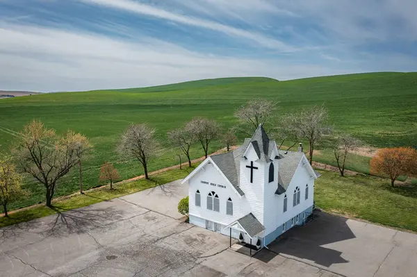 Küçük Beyaz Bir Kilise Bir Tarlada Oturur Gökyüzü Temiz Çimenler — Stok fotoğraf