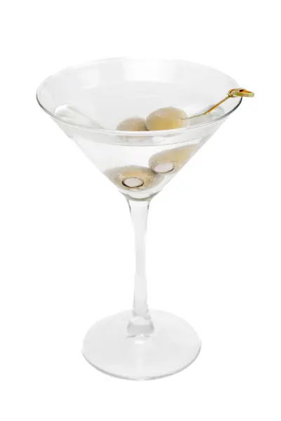 オリーブと金の茎で満たされたマティーニガラス グラスは白い背景にあります — ストック写真