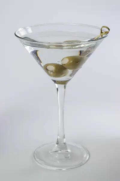 Kalter Gin Martini Mit Gefüllten Oliven Auf Weißem Hintergrund — Stockfoto