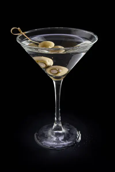 Gekühlter Wodka Martini Mit Gefüllten Oliven Aus Bleu Käse Isoliert — Stockfoto