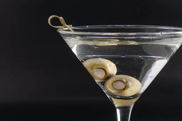 Schłodzona Wódka Martini Wypchanymi Oliwkami Serem Bleu Czarnym Tle — Zdjęcie stockowe
