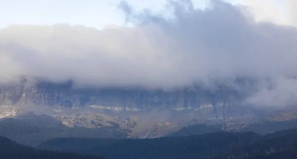 Ciel Est Nuageux Les Montagnes Sont Arrière Plan Les Nuages Images De Stock Libres De Droits