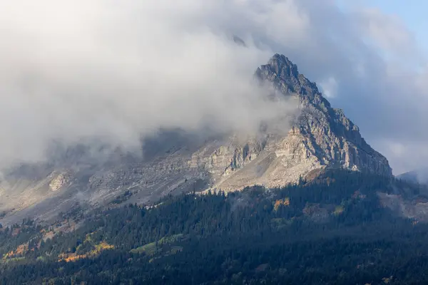 Гора Вкрита Скелястими Вершинами Небо Хмарне Гора Вкрита Деревами Ліцензійні Стокові Фото