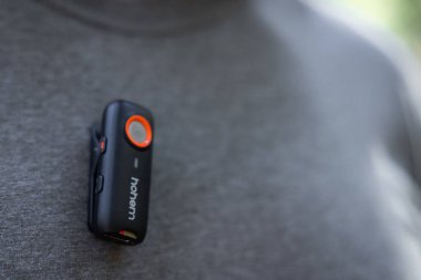 PROSPECT, OREGON / ABD - 19 AMRCH: bir hohem Mic 01 mikrofonunu doğal ışık altındaki bir gömleğe mıknatıslı olarak iliştirin. 19 Mart, Oregon Ulusal Ormanı.