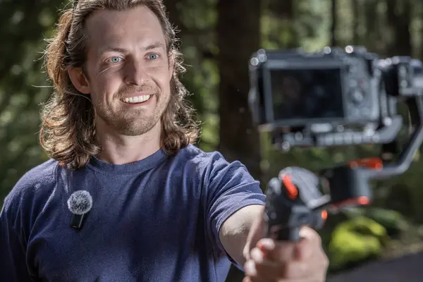 Créateur Contenu Aide Une Caméra Gimbal Pour Filmer Dans Nature Images De Stock Libres De Droits
