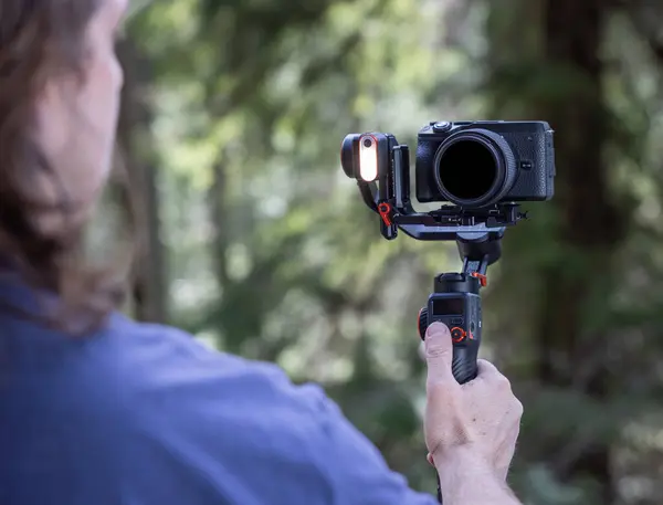 Créateur Contenu Aide Une Caméra Gimbal Pour Filmer Dans Nature Photo De Stock