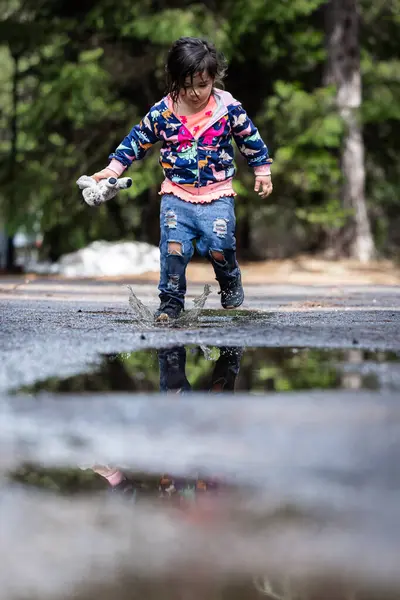 Une Jeune Fille Joue Sous Pluie Éclaboussant Flaques Eau Scène — Photo