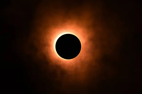 Imagen Eclipse Creada Estudio Usando Una Linterna Brillante Una Tapa —  Fotos de Stock