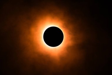 Parlak bir el feneri, yuvarlak bir şapka ve atmosfer spreyi kullanarak bir stüdyoda yaratılan tutulma görüntüsü.. 