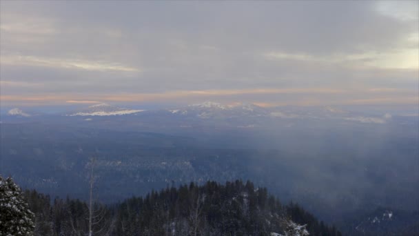 俄勒冈州的火山口湖是可以看见的 远处是多云的天空 天空是蓝色和灰色的混合体 给人一种宁静祥和的感觉 — 图库视频影像