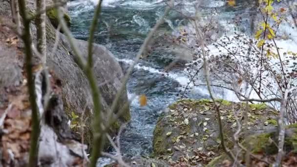 Una Corriente Agua Fluye Sobre Una Cornisa Rocosa Con Una — Vídeos de Stock