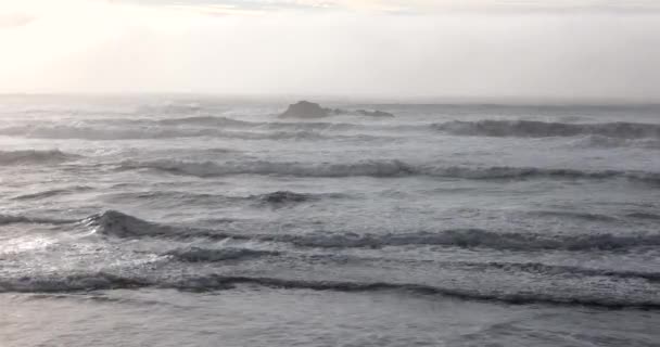 Океан Грубый Неустойчивый Волны Бьются Берег Небо Покрыто Облаками Вода Видеоклип