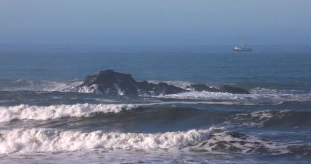 Oceano Calmo Ondas São Pequenas Barco Está Distância Céu Azul — Vídeo de Stock