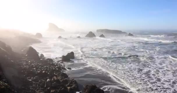 Oceán Klidný Obloha Čistá Skály Pláži Jsou Roztroušené Voda Bílá — Stock video