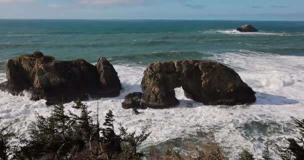 Океан Спокійний Скелі Великі Хвилі Розбиваються Скелі Сцена Спокійна Спокійна Ліцензійні Стокові Відео