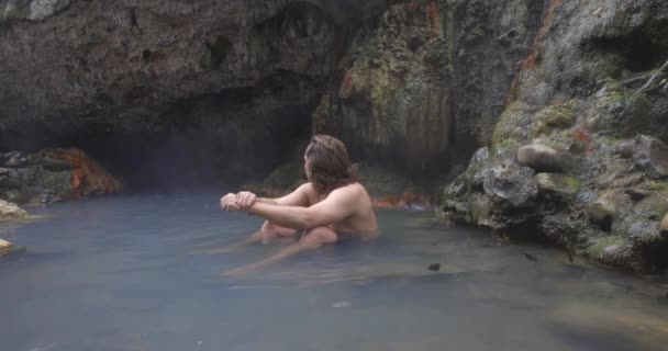 Человек Сидящий Базовой Части Секции Toketee Hot Springs Орегоне Недалеко — стоковое видео