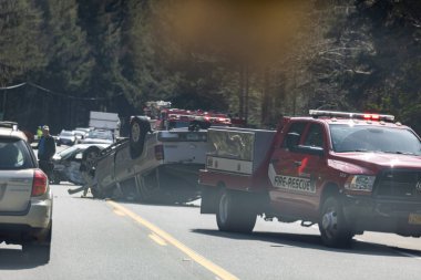 Brookings, Oregon / USA- 21 Mart: Kurtarma ekipleri 21 Mart 2021 'de 101 nolu otoyolda bir araba kazasına yardım etmek için dışarı çıktı.