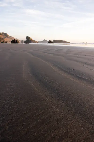 Plaża Kamienistą Linią Brzegową Zachmurzonym Niebem Plaża Jest Pusta Skały — Zdjęcie stockowe
