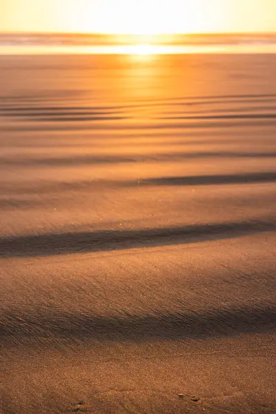 Arka Planda Güneş Batan Bir Plaj — Stok fotoğraf