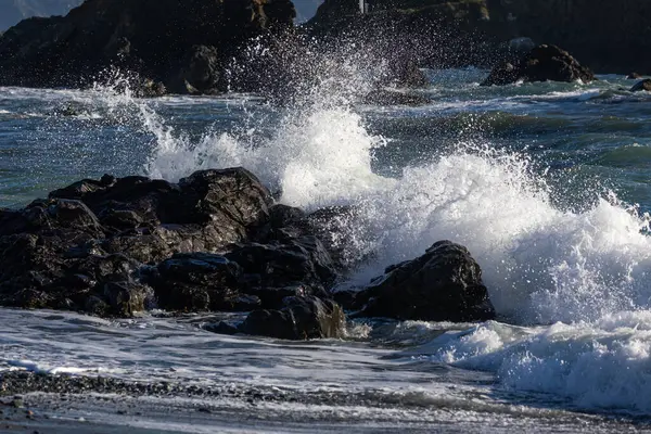 Океан Бурный Волны Бьются Скалы Вода Белая Небо Голубое — стоковое фото