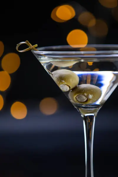 Çinde Zeytin Olan Bir Martini Bardağı Zeytinler Içkinin Içinde Marine — Stok fotoğraf
