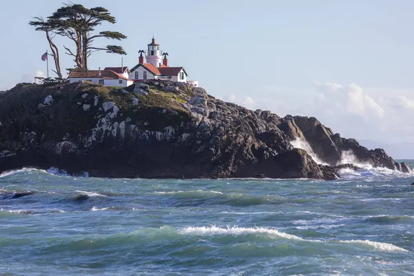 灯台は岩場の丘の上に置かれている 灯台は白と赤で 緑豊かな丘に囲まれています シーンは平和で穏やかです カリフォルニア州バッテリーポイント灯台 ロイヤリティフリーのストック写真