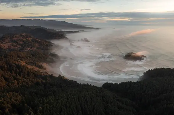 Vista Elevada Myers Creek Beach Oregon Com Nevoeiro Tarde Rolando Imagens De Bancos De Imagens Sem Royalties