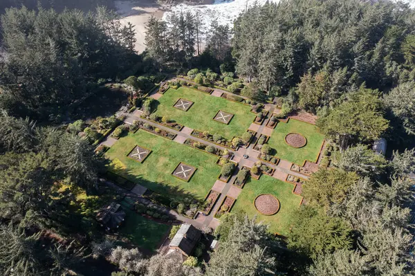 Belos Jardins Ingleses Shore Acres Oregon Visto Avobe Imagens De Bancos De Imagens