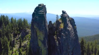 Güney Oregon 'da Bessie Kayası olarak bilinen volkanik çekirdek