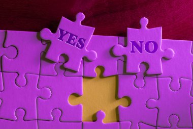 Bir parçası eksik bir yapboz ve seçeneklerde 