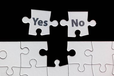 Evet ve hayır yazan iki parçalı bir yapboz. Sahne ciddi ve düşündürücü.