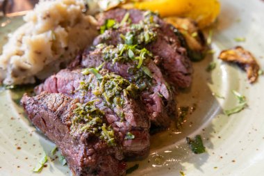 Patates püresi ve sebzeli bir tabak et. Et mükemmel pişirilir ve baharatlanır, ve sebzeler kızarır..