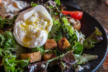 Bir tabak taze kavrulmuş şeftali ve balzamik yağmur ve bitkilerle servis edilen pitta dilimleri ile çırpılmış ricotta..