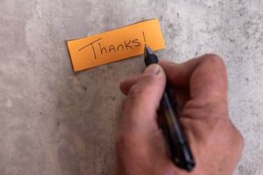 Bir insan kalemle bir kağıt parçasına 