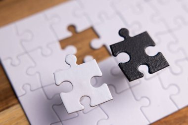 Boş bir yapboz ve kayıp deliğe uyan beyaz ve siyah bir yapboz kullanarak kavramsal resim.