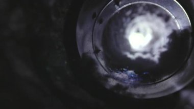 Kurutma makinesinin içindeki tiftik birikintisinin yakın plan görüntüsü, ev içinde yangın tehlikesini vurguluyor. Fotoğrafta havalandırma borusunda birikmiş toz, lif ve enkaz birikintileri görülüyor. Düzenli bakım ve temizliğin önemini vurguluyor..