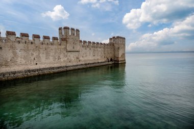 İtalya 'da Garda Gölü' ndeki Sirmione Kalesi duvarları