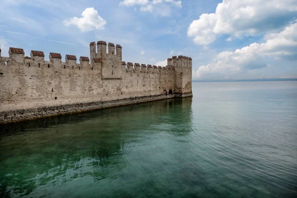 イタリアのガルダ湖のシルミオーネの城の壁 — ストック写真