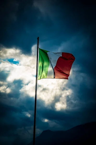 Bandera Nacional Italiana Con Telón Fondo Del Cielo Dramático —  Fotos de Stock