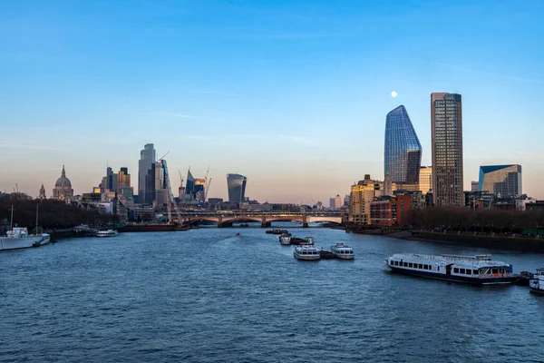 伦敦的天空在黄昏时分穿过泰晤士河 月亮在摩天大楼上方 — 图库照片