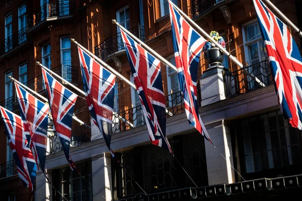 ロンドン中心部の太陽の下でイギリス国旗 — ストック写真