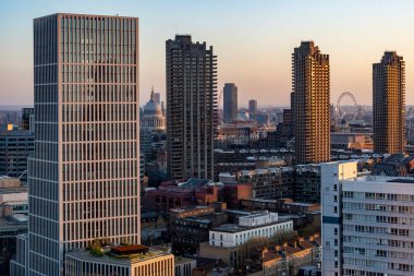 St Paul Katedrali Londra 'daki gökdelenler tarafından çerçevelenmiş.