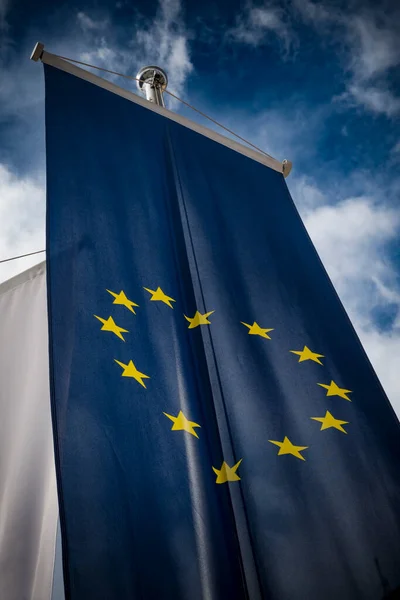 Europeiska Unionens Flagga Reser Sig Med Molnig Himmel — Stockfoto