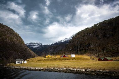 Norveç fiyordunun geleneksel binaları dik kenarlarla çevrilidir.