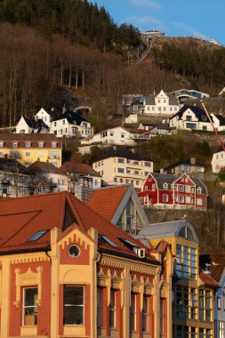 Norveç 'in altın saatindeki Bergen manzarası