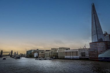 Thames Nehri ve Çömlek Londra 'da alacakaranlıkta